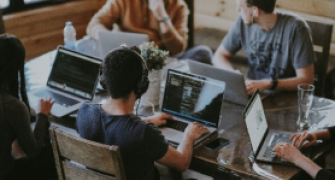 Jovens com portateis