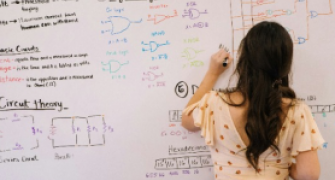 Professora a escrever no quadro